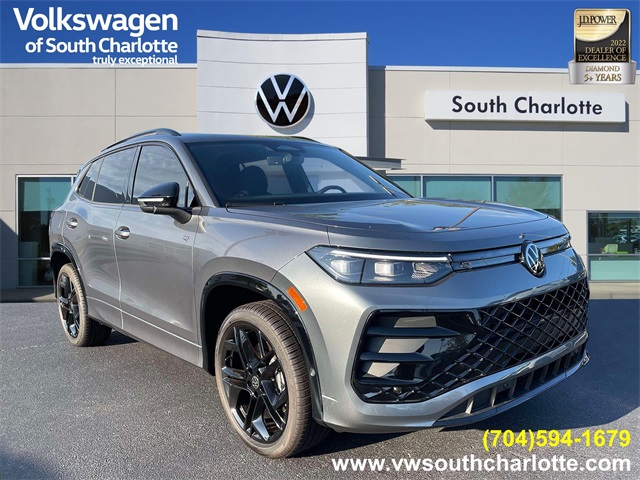 2025 Volkswagen Tiguan SE R-LINE BLACK's photo