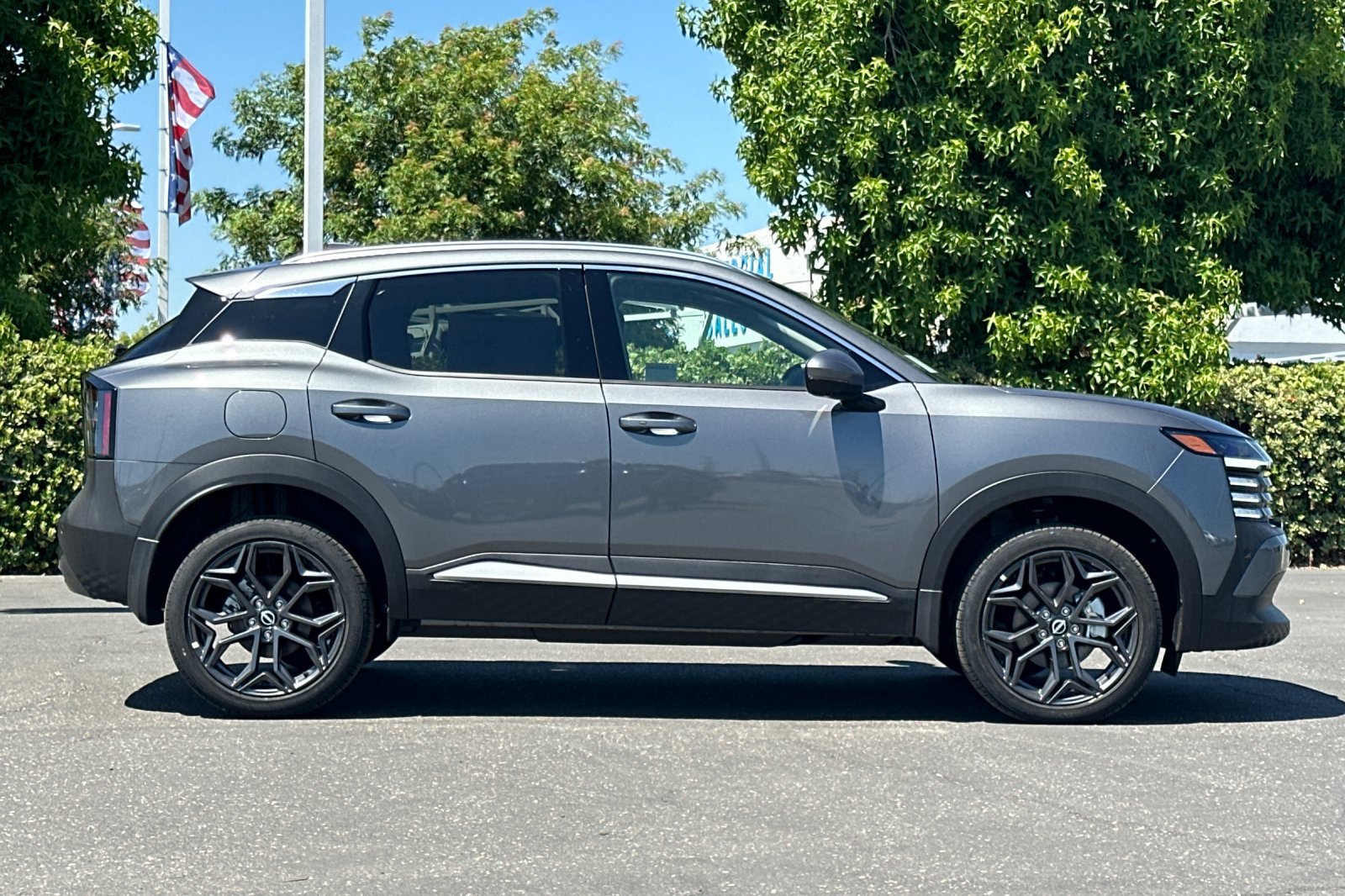 2025 Nissan Kicks SR photo 2
