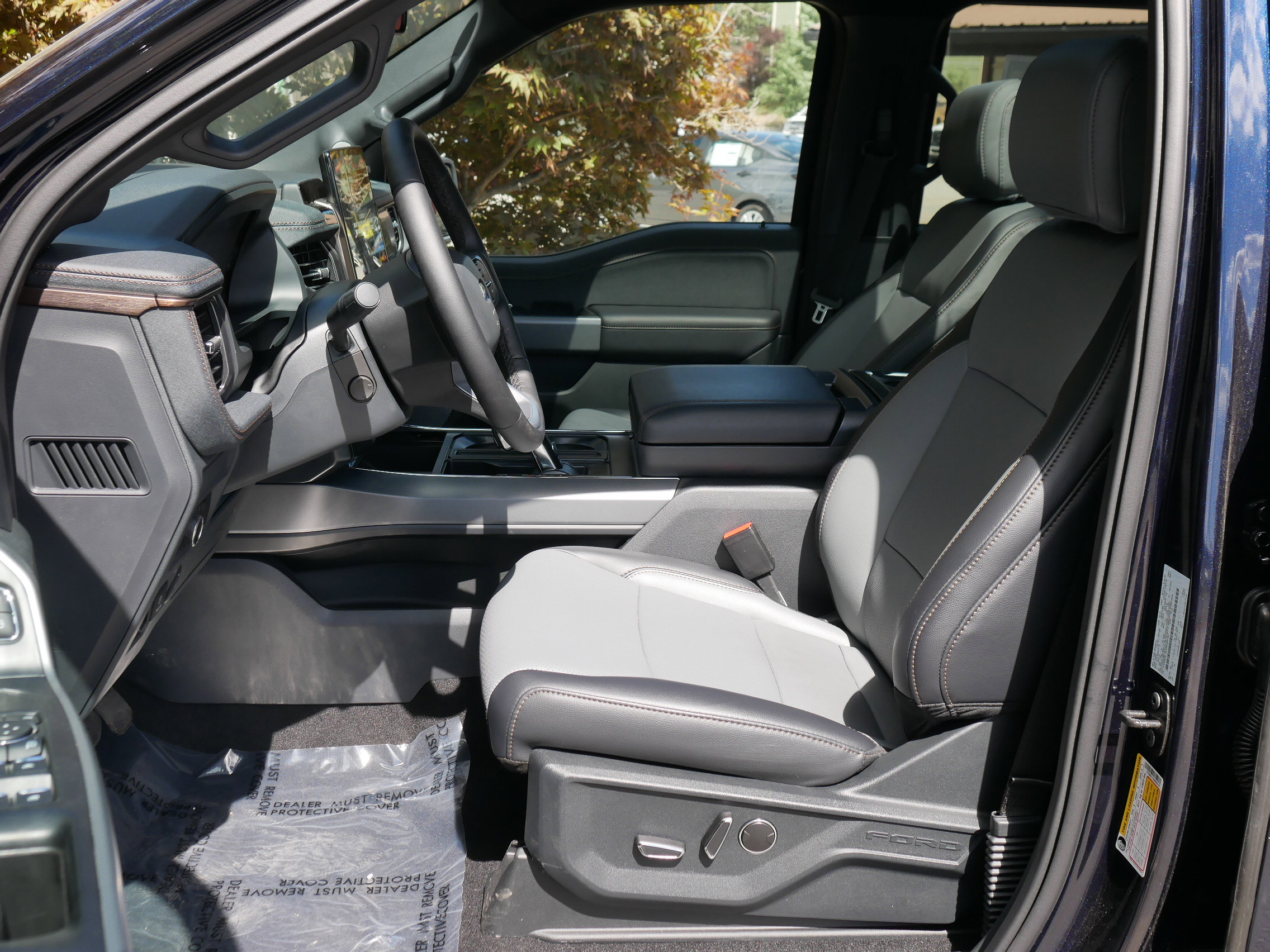 2025 Ford F-150 Lightning Lariat photo 2