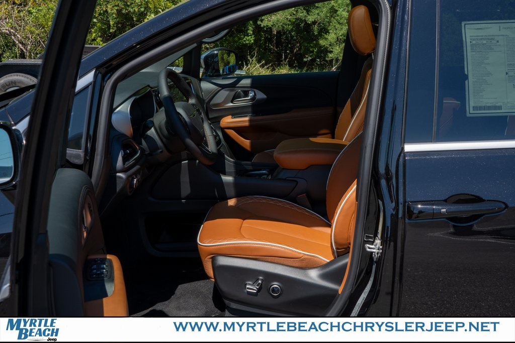 2026 Chrysler Pacifica Pinnacle photo 18