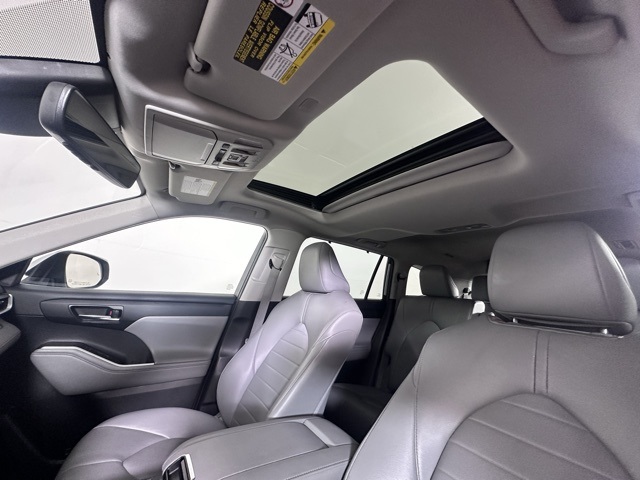 2021 Toyota Highlander XLE photo 18
