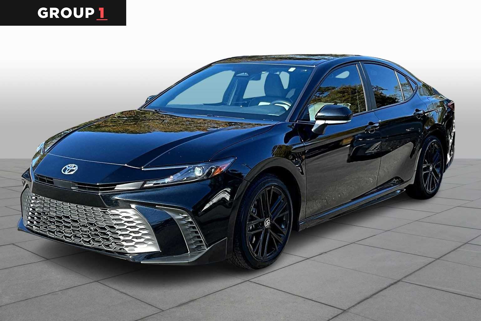 2025 Toyota Camry SE's photo
