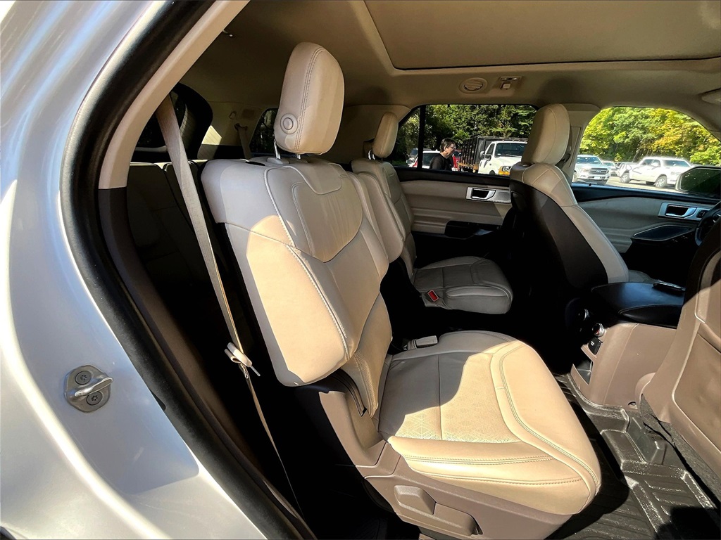 2020 Ford Explorer Platinum photo 16
