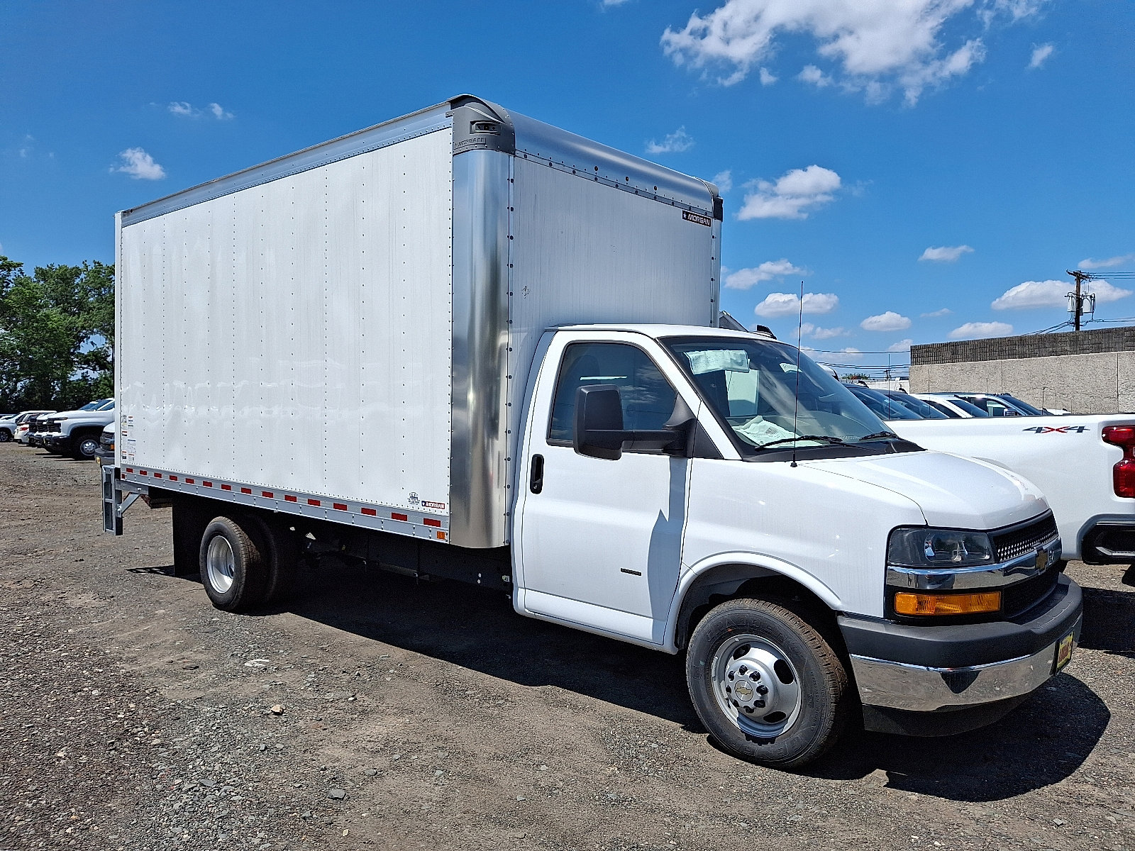 2024 Chevrolet Express Cutaway 3500 photo 2