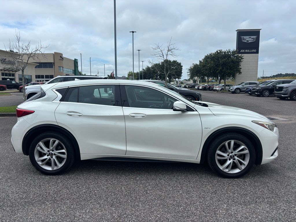 2018 Infiniti QX30 Luxury photo 3