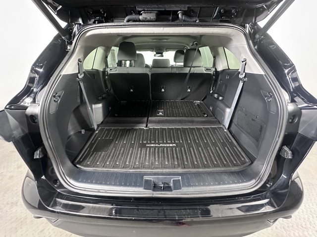 2022 Toyota Highlander LE photo 13