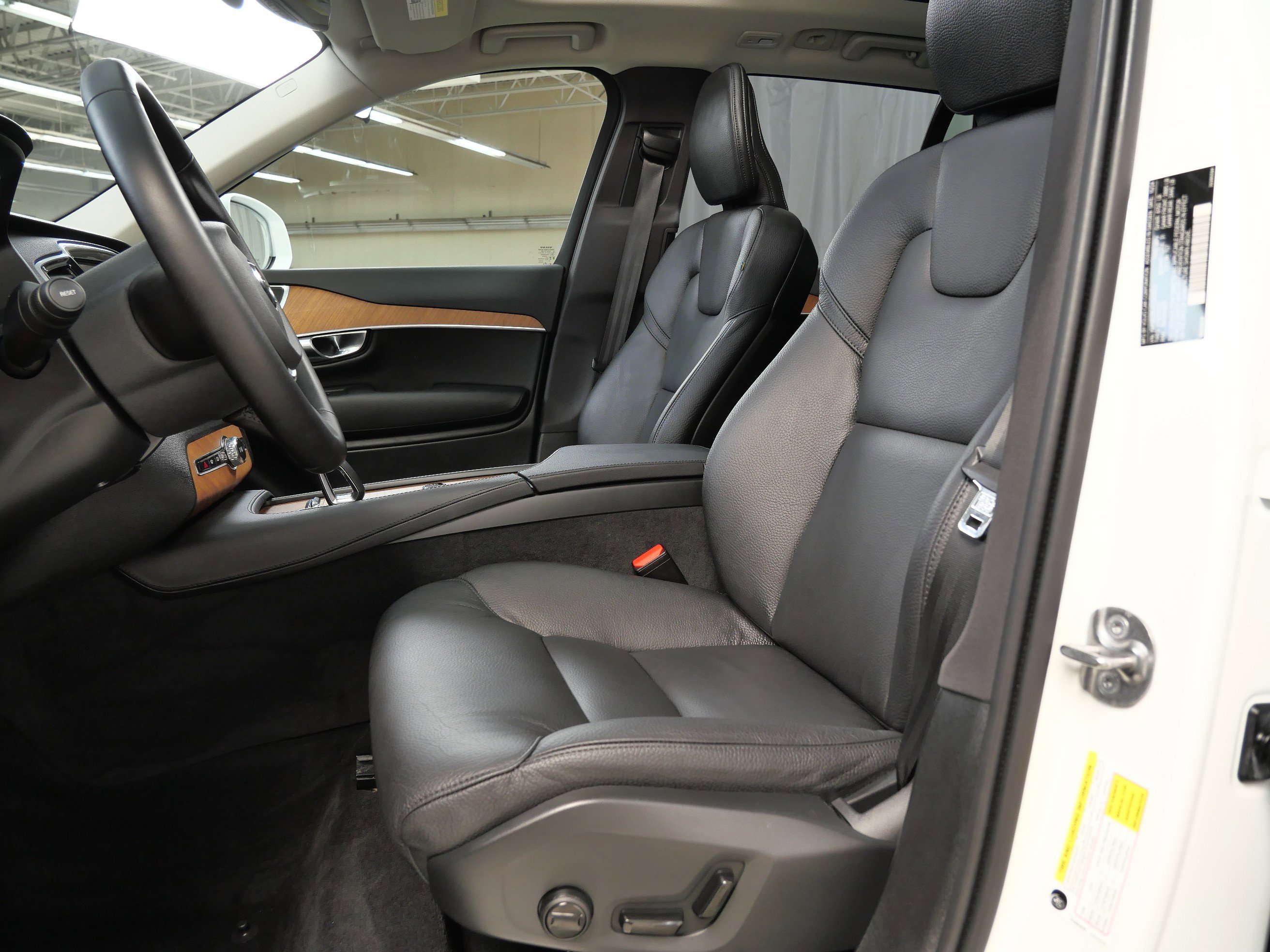 2025 Volvo XC90 Plus photo 2