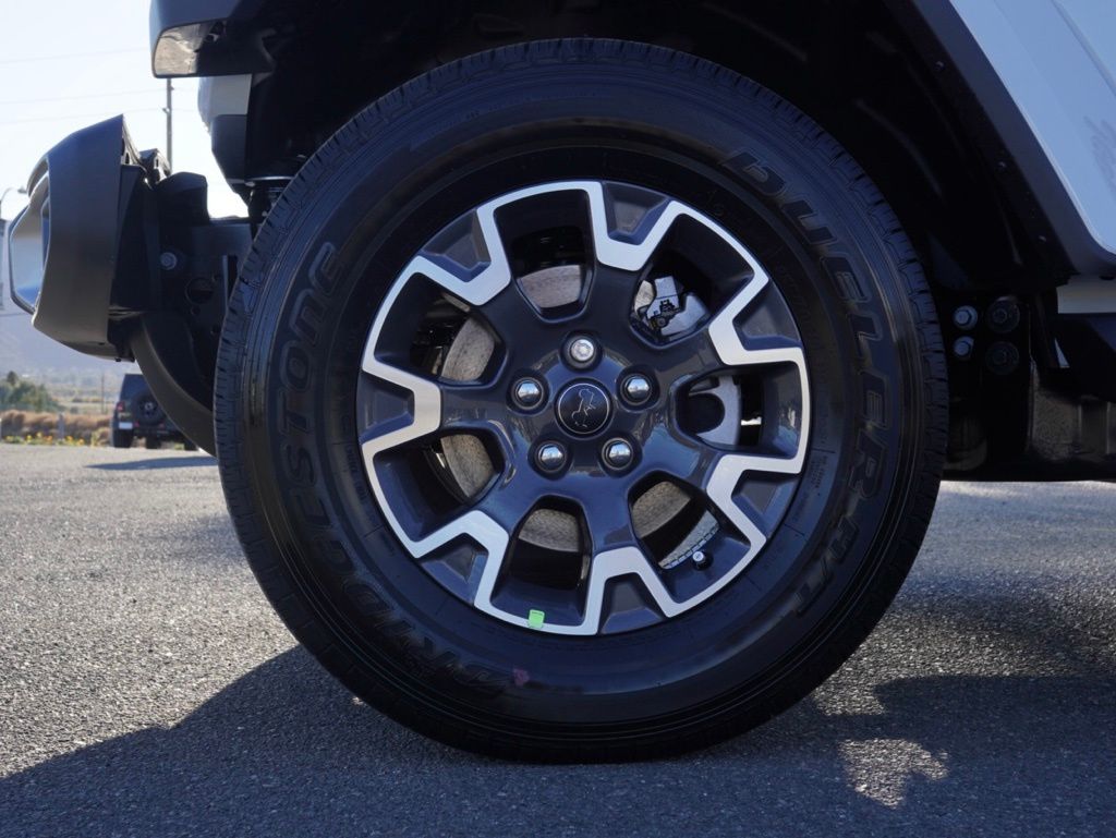 New 2026 Bright White Clear-Coat Exterior Paint Jeep Sahara image 10