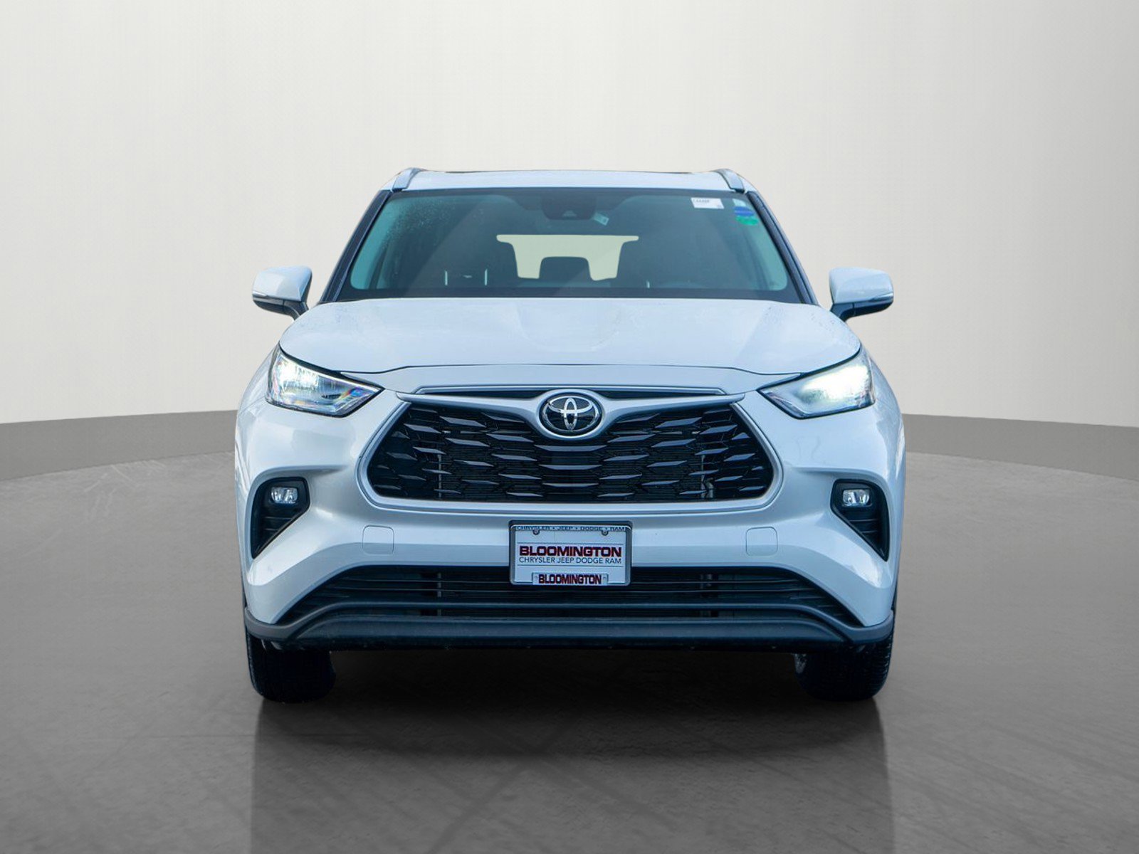 Used 2025 Toyota Highlander XLE with VIN 5TDKDRBH2SS579948 for sale in Minneapolis, Minnesota