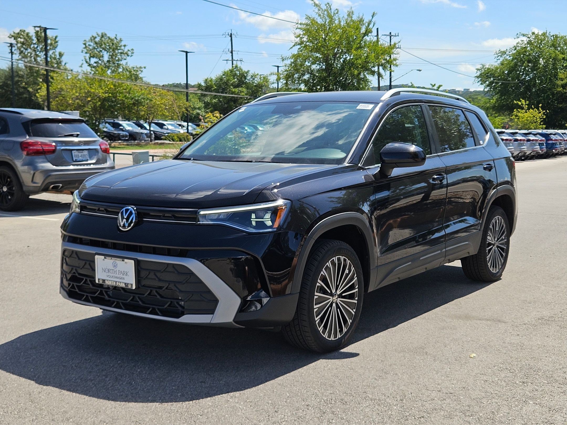 2025 Volkswagen Taos SE photo 4