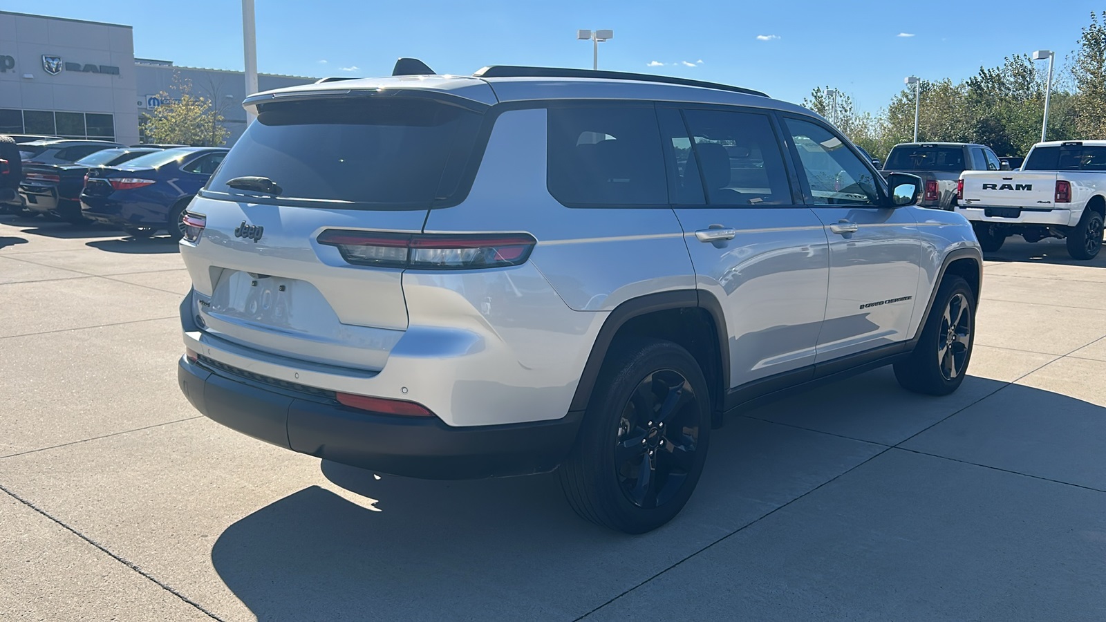 2023 Jeep Grand Cherokee Altitude photo 2