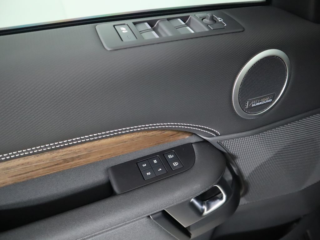 2025 Land Rover Discovery SE photo 22