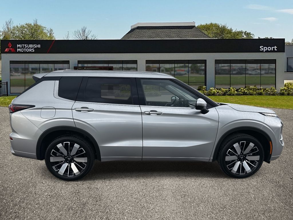 2025 Mitsubishi Outlander SEL photo 2