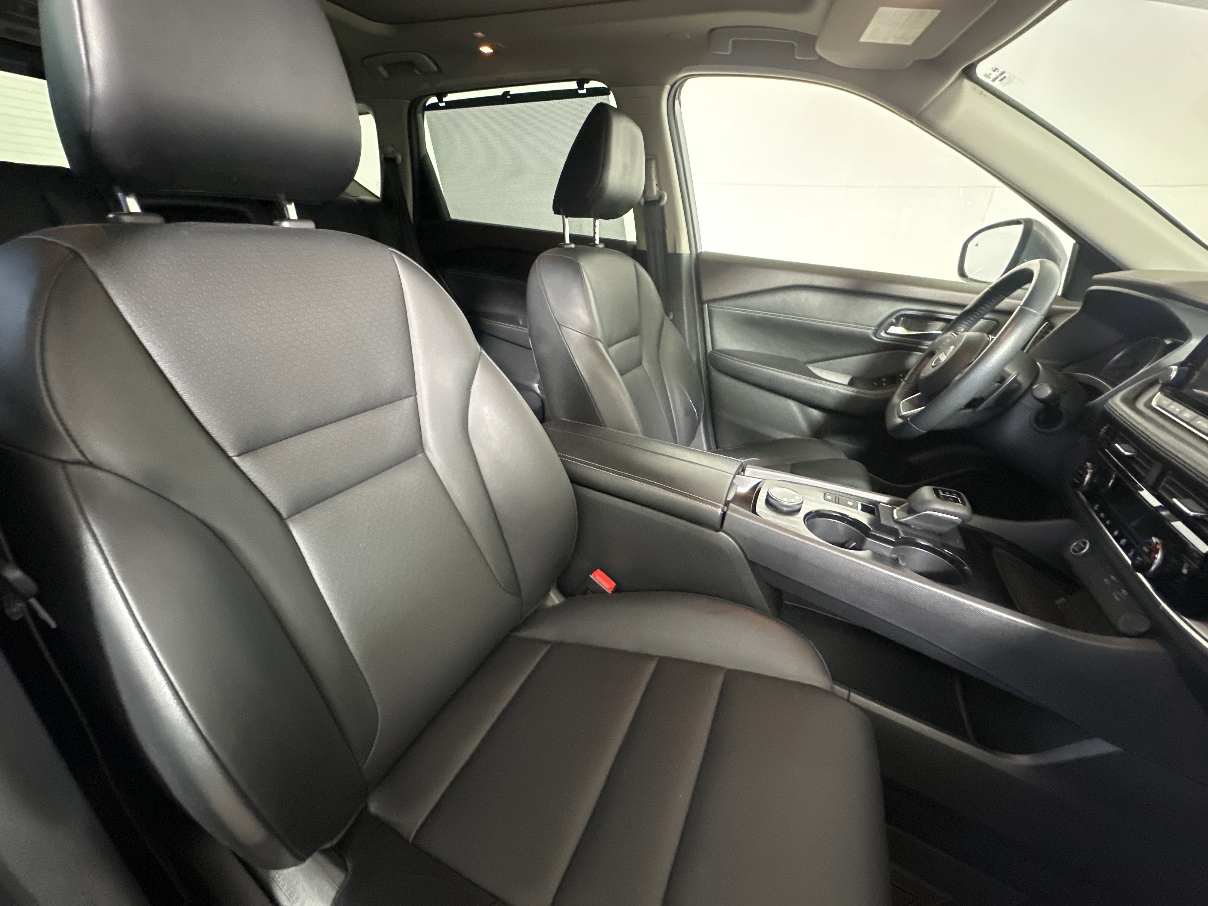 2022 Nissan Rogue SV photo 2