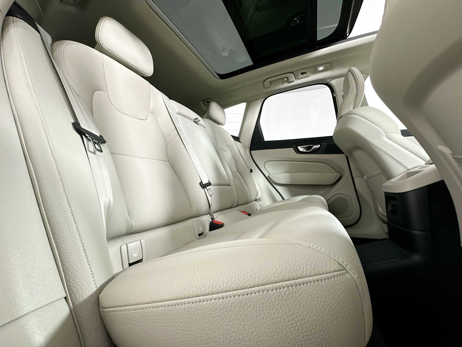 2025 Volvo XC60 T8 Plus photo 22