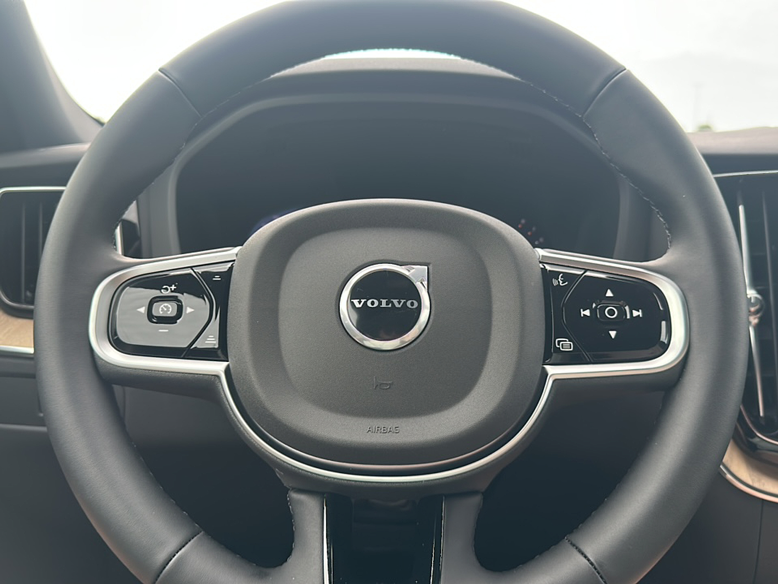 2026 Volvo XC60 B5 Plus photo 8