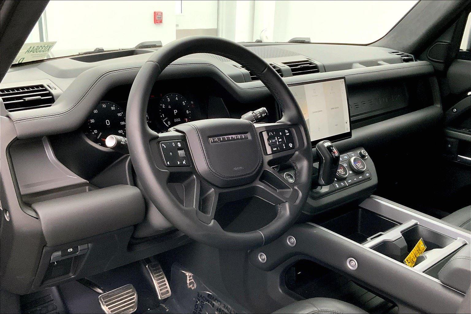 2025 Land Rover Defender V8 110 photo 3