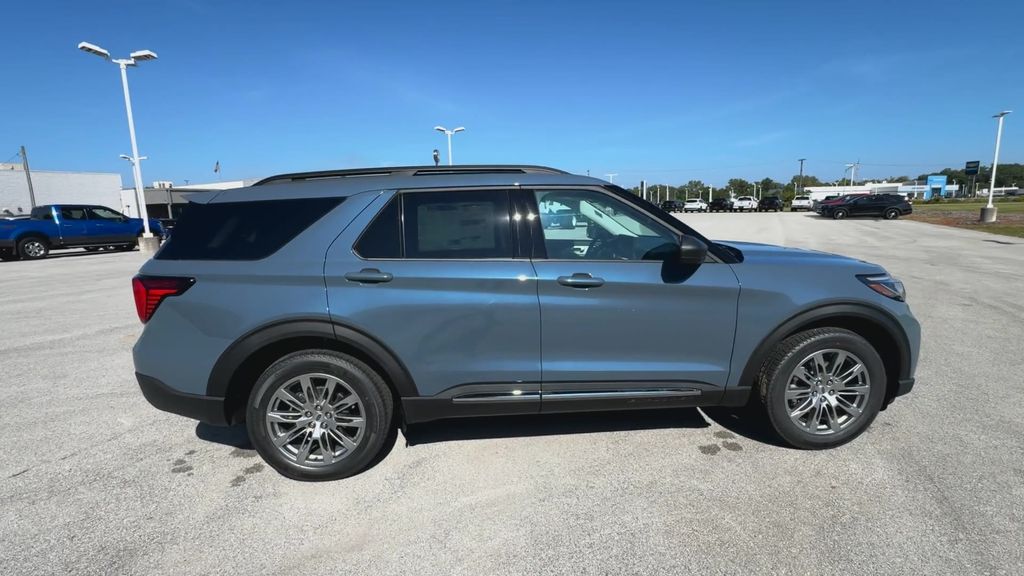 2025 Ford Explorer photo 9