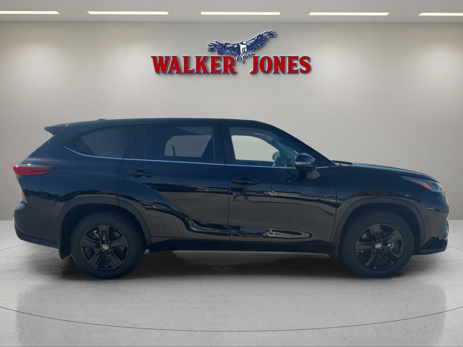 2023 Toyota Highlander LE photo 2