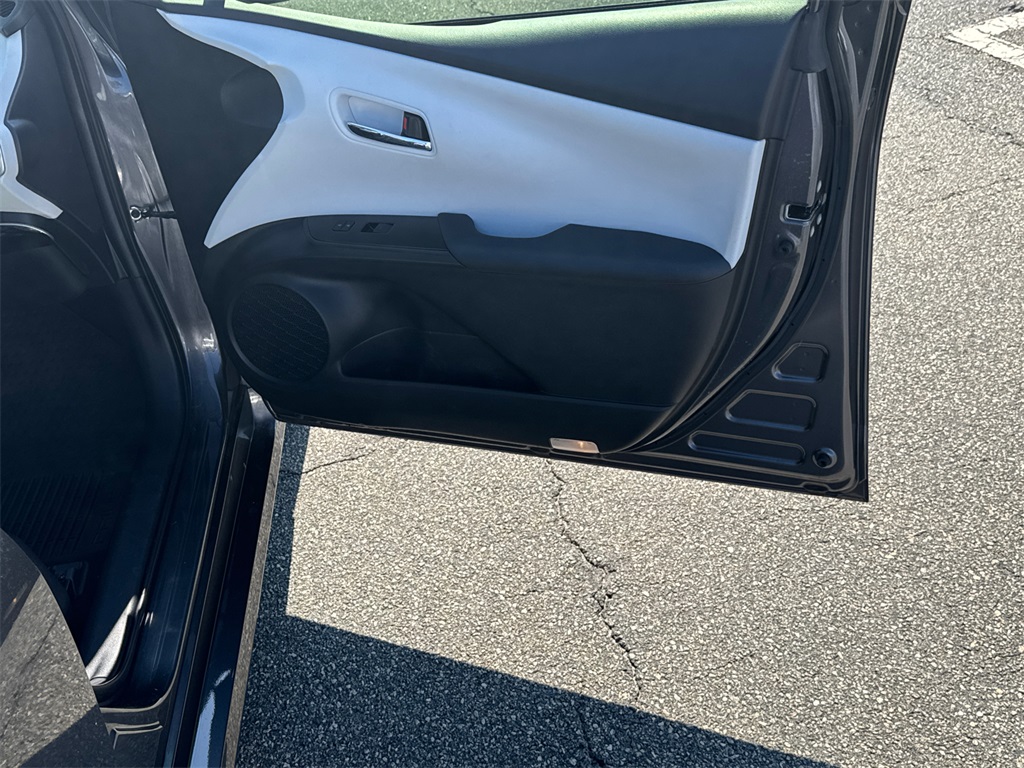 2022 Toyota Prius XLE photo 14