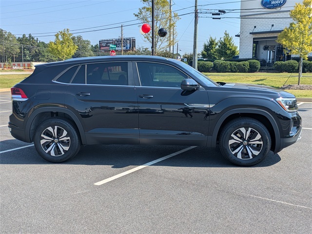 2025 Volkswagen Atlas Cross Sport SE photo 2