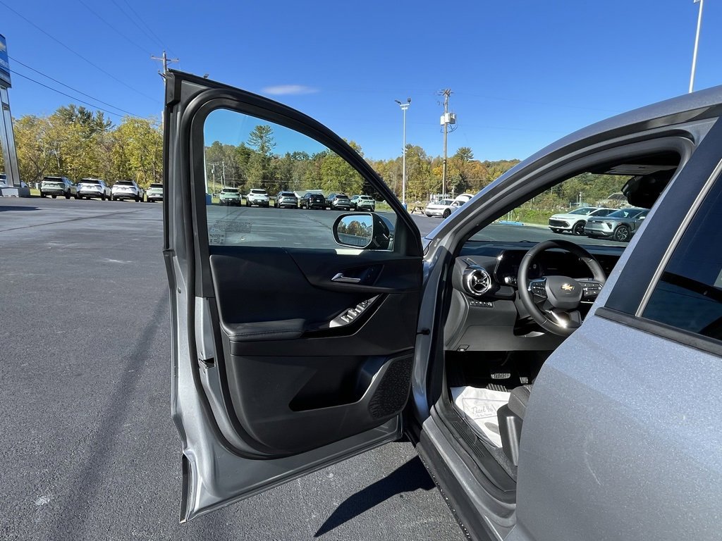 2026 Chevrolet Equinox LT photo 2