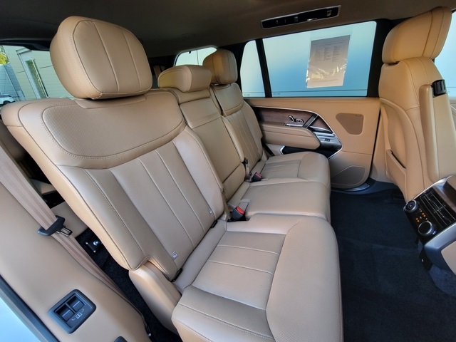 2023 Land Rover Range Rover SE photo 16