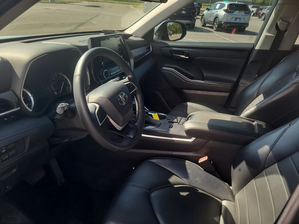 2022 Toyota Highlander XLE photo 9