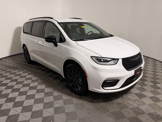 2026 Chrysler Pacifica Select's photo