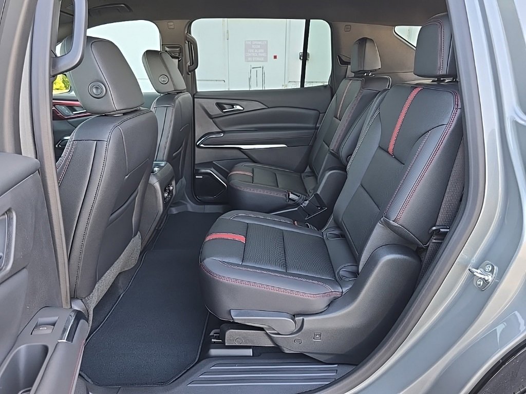 2025 Chevrolet Traverse RS photo 25