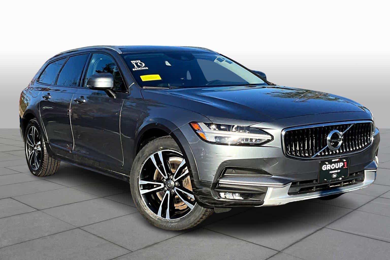 2019 Volvo V90 Cross Country photo 2