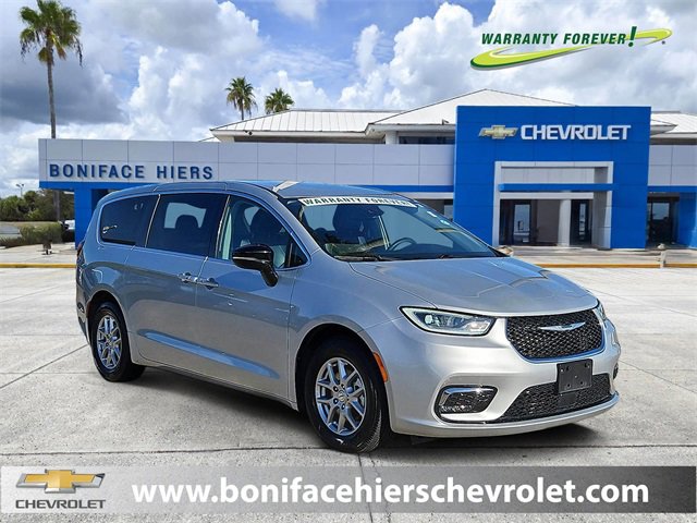 2024 Chrysler Pacifica Touring L's photo