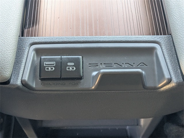 2022 Toyota Sienna XLE photo 12