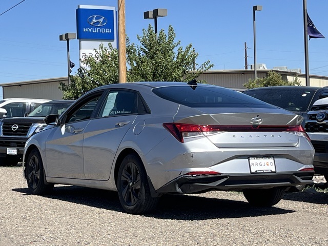 2023 Hyundai Elantra SEL photo 3