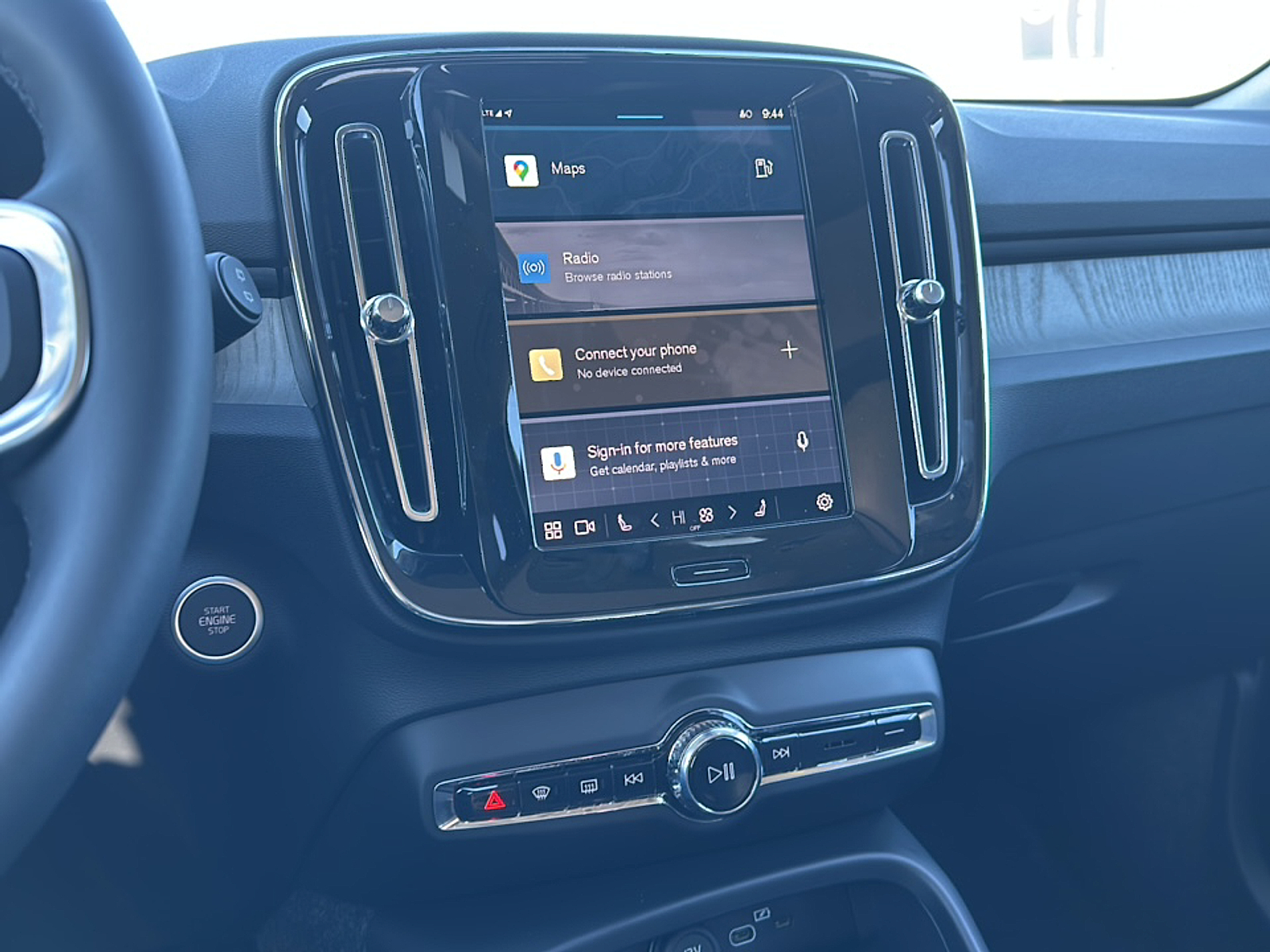 2025 Volvo XC40 photo 12