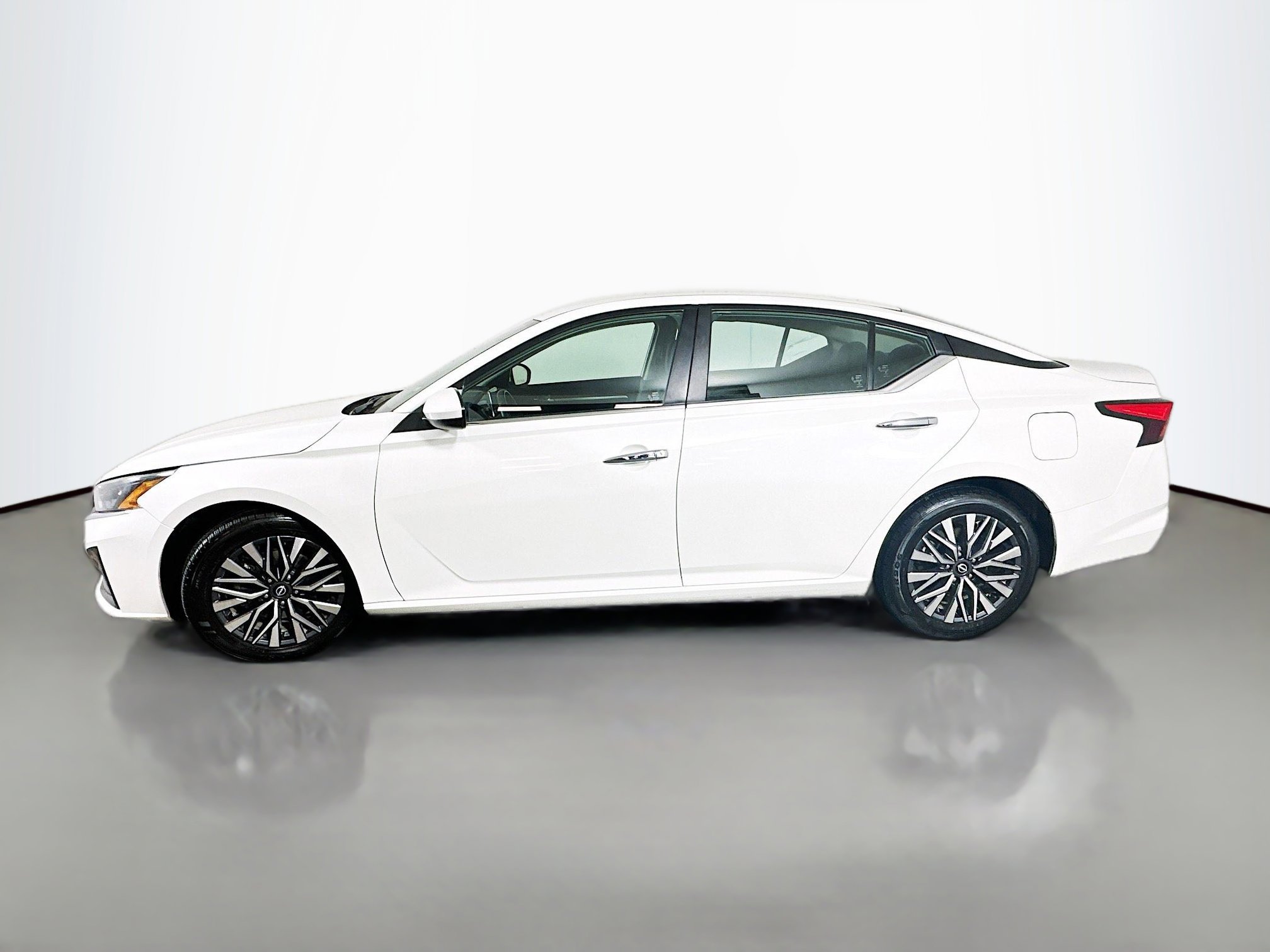 2023 Nissan Altima 2.5 SV photo 4