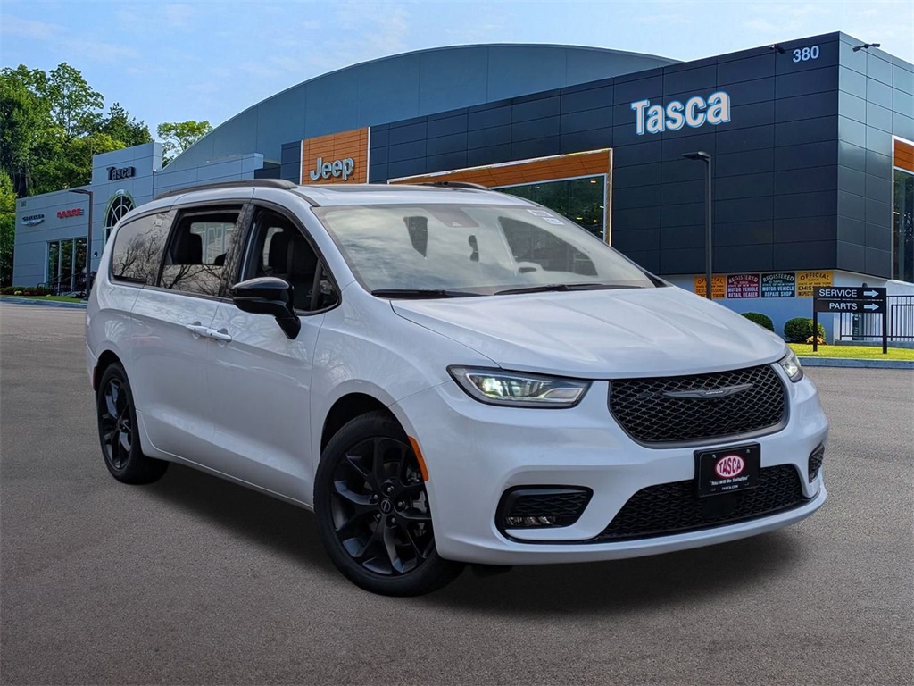 2026 Chrysler Pacifica Limited's photo