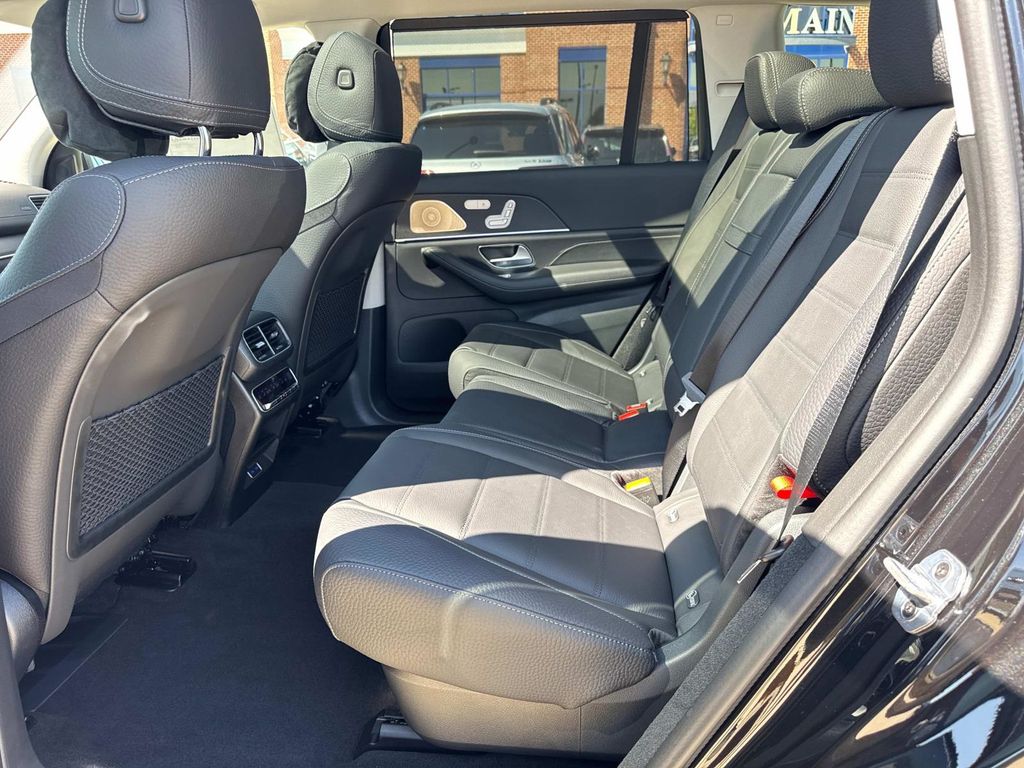 2026 Mercedes Benz GLS 450 4MATIC photo 12