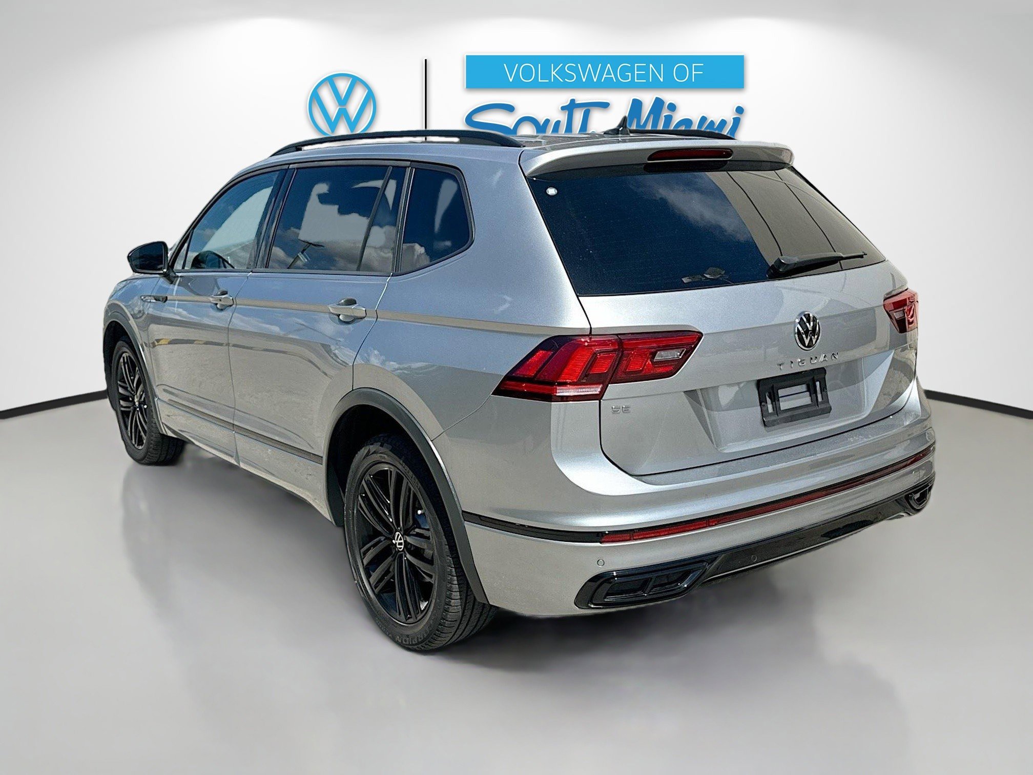2022 Volkswagen Tiguan SE R-Line Black photo 2