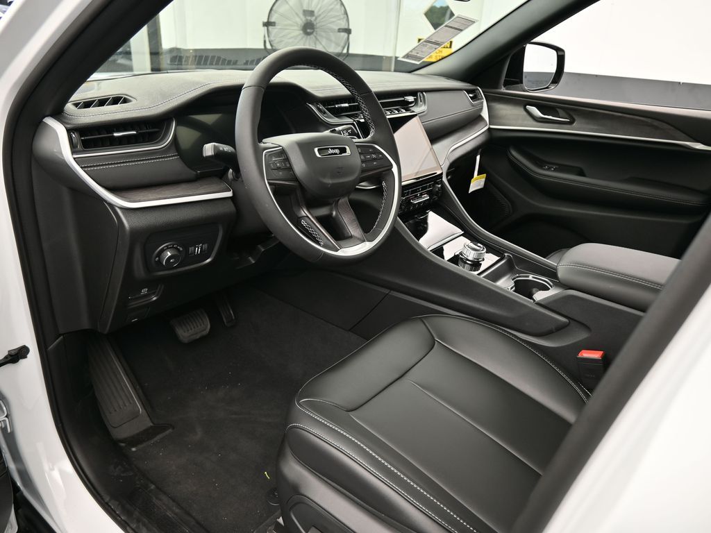 2025 Jeep Grand Cherokee Limited photo 4