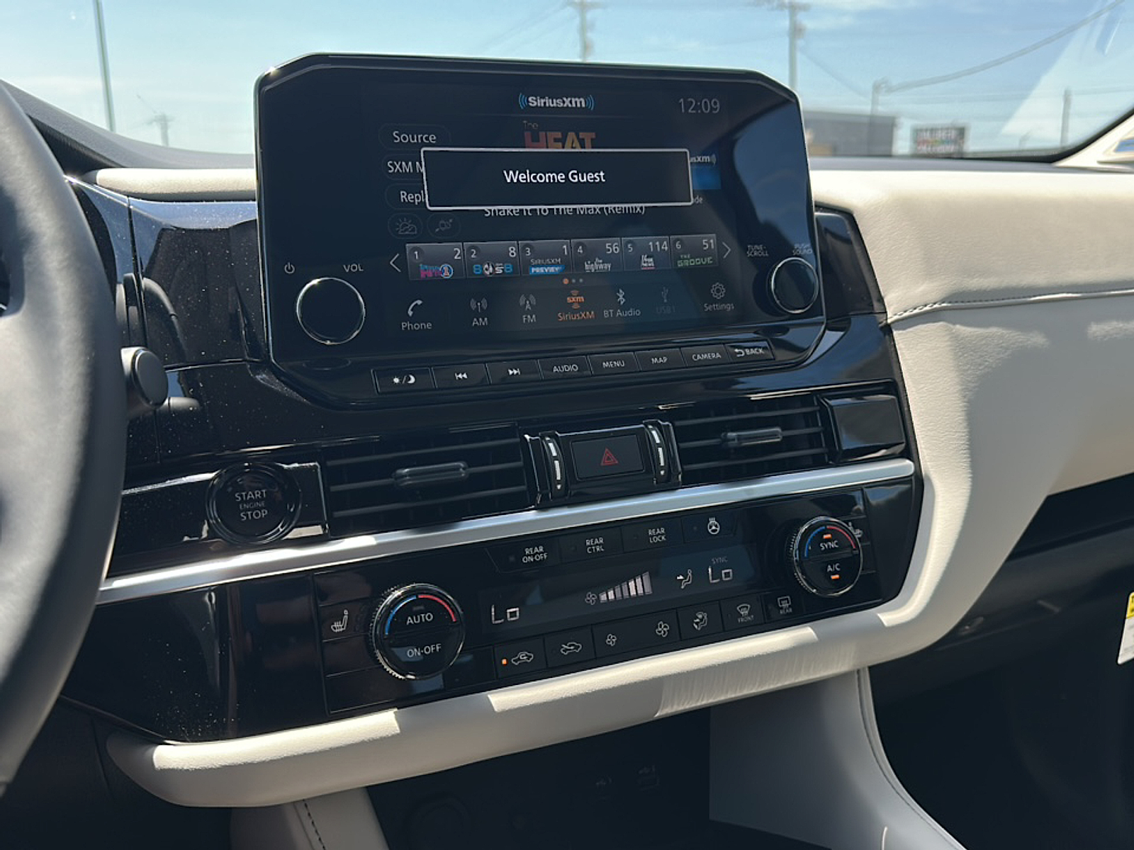 2025 Nissan Pathfinder SL photo 13