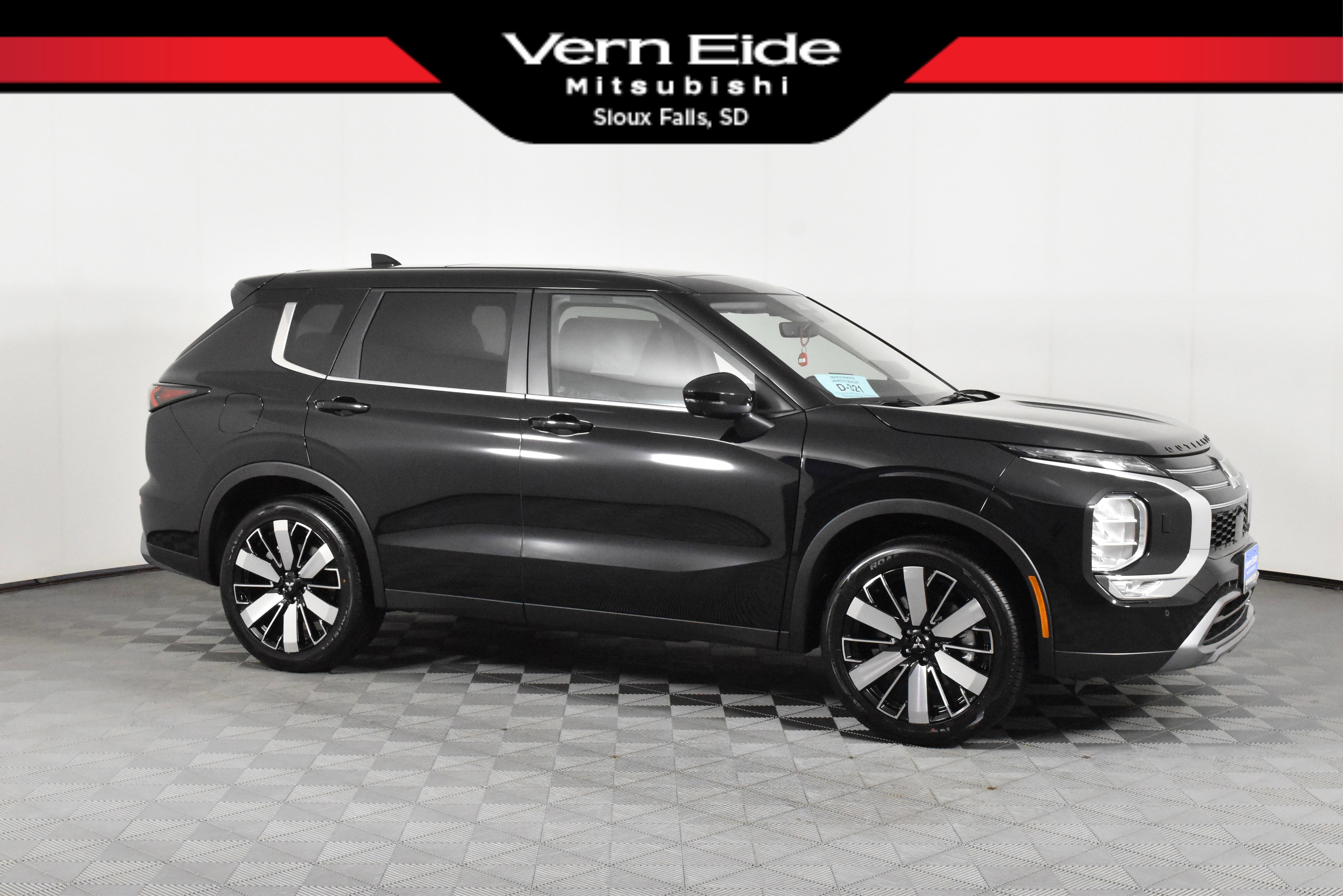 2025 Mitsubishi Outlander SE's photo