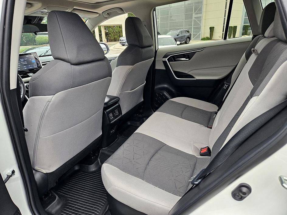 2022 Toyota RAV4 Hybrid XLE photo 5