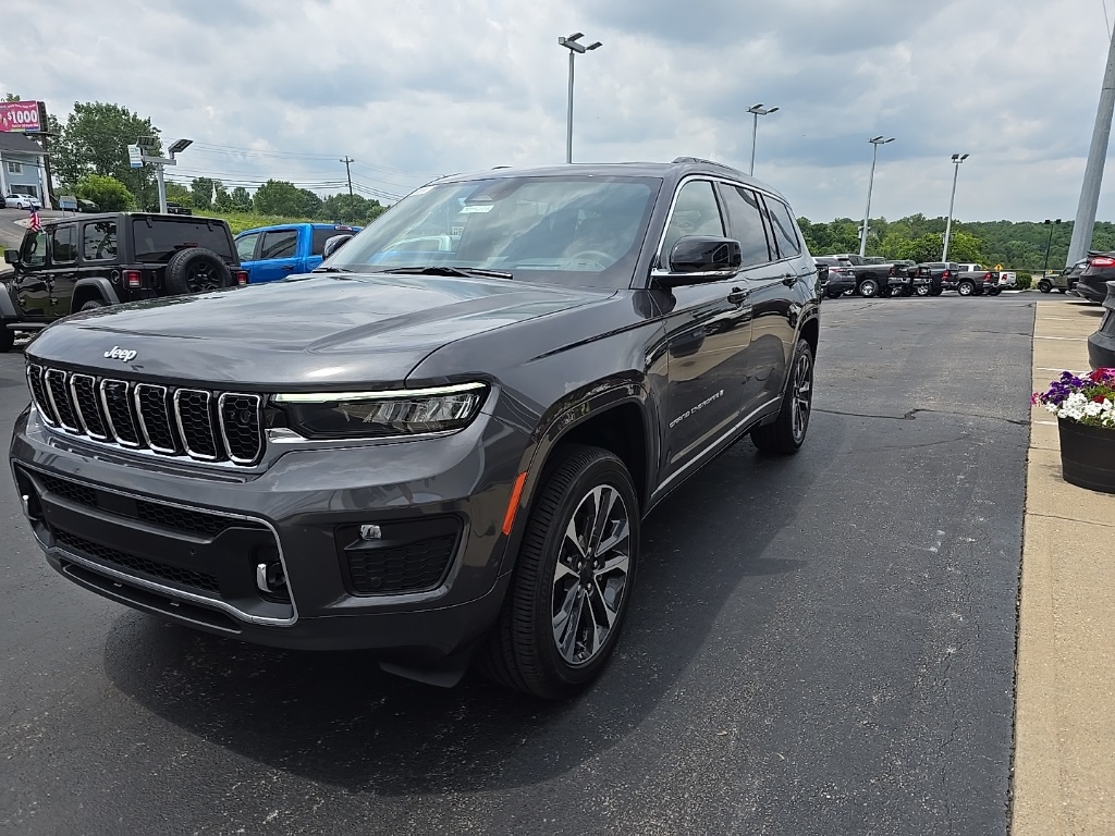 2025 Jeep Grand Cherokee Overland photo 3