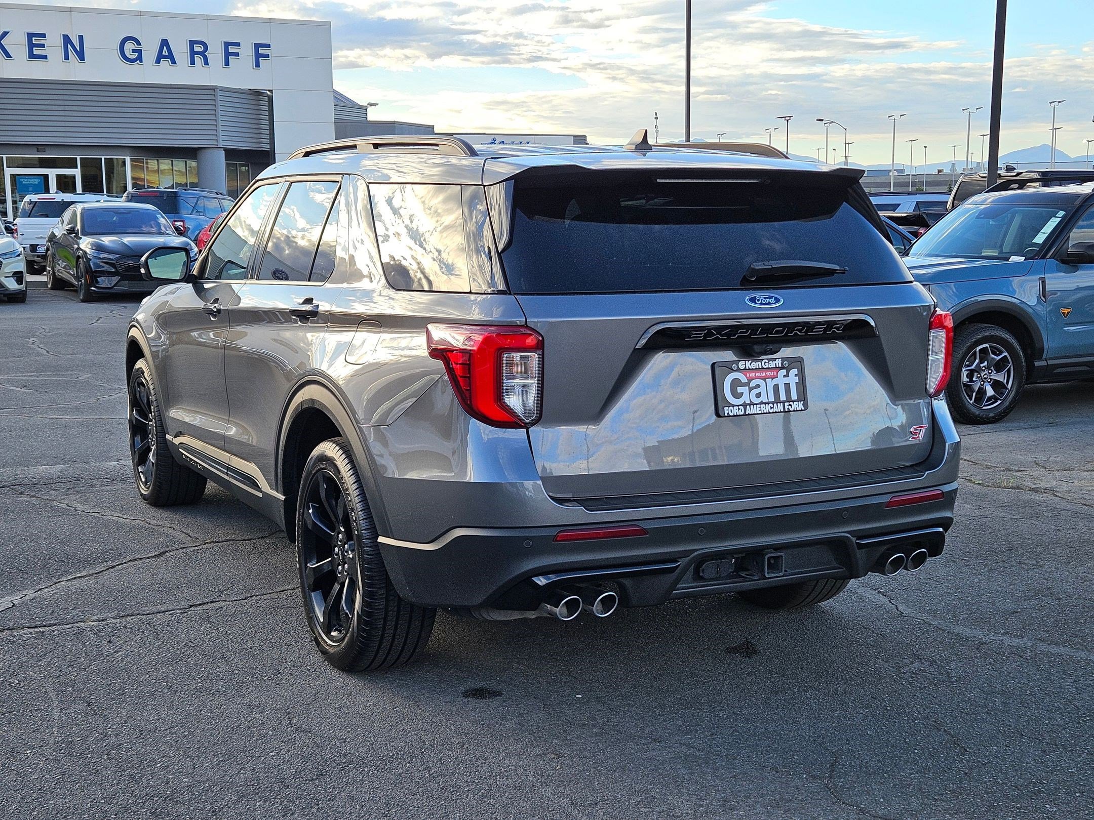 2023 Ford Explorer ST photo 3