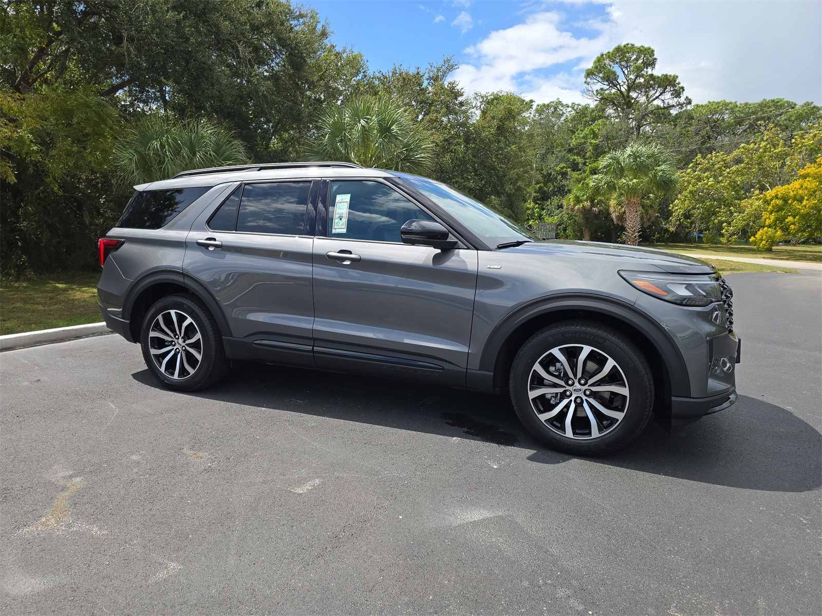 2025 Ford Explorer ST-Line photo 2