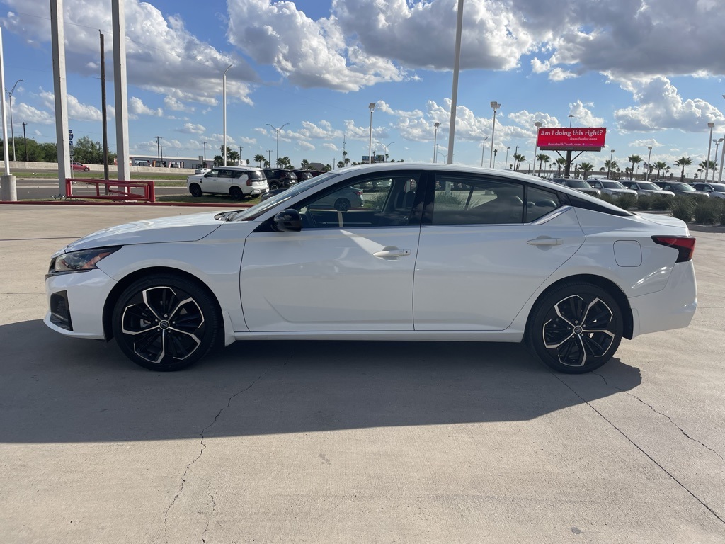 2023 Nissan Altima 2.5 SR photo 3