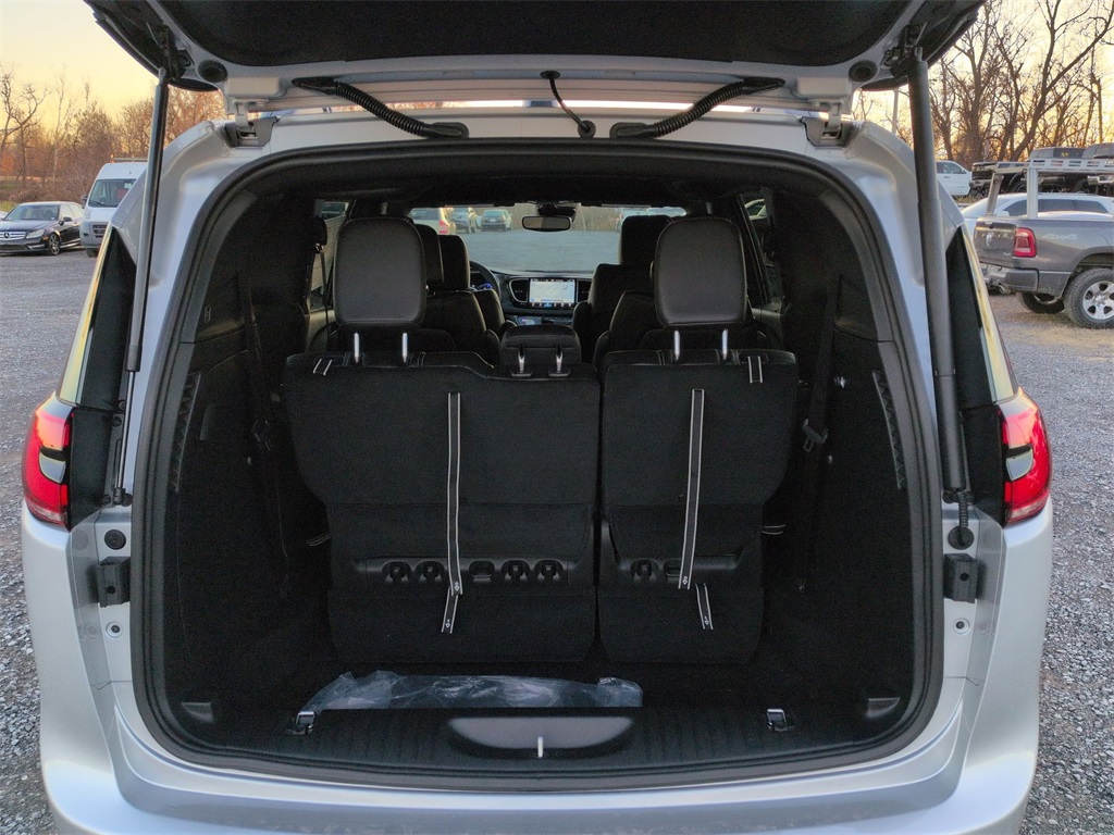 2026 Chrysler Pacifica photo 4