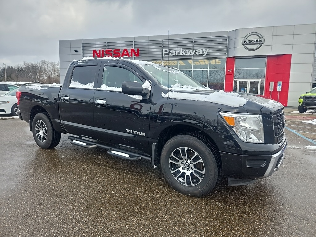 2021 Nissan Titan SV's photo