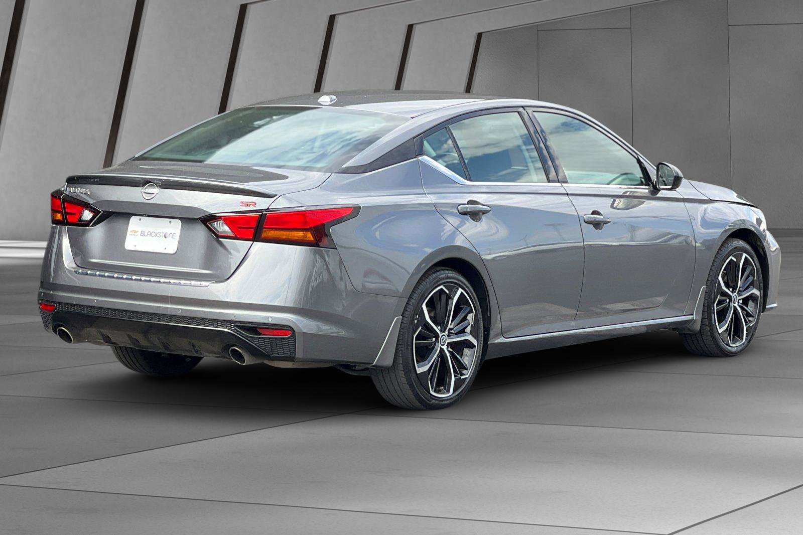 2023 Nissan Altima SR photo 3